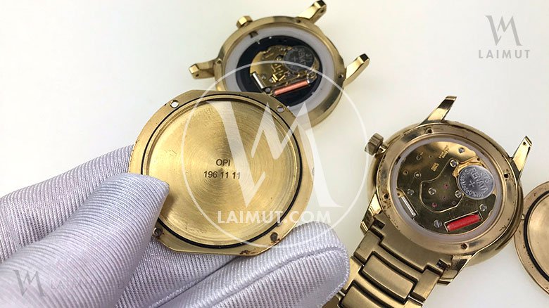 Mở tung 3 chiếc Burberry để chứng minh máy Thụy Sỹ