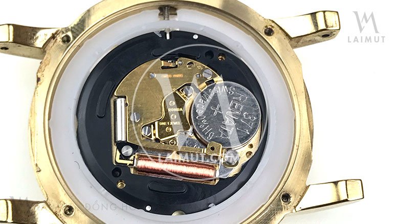 Mở tung 3 chiếc Burberry để chứng minh máy Thụy Sỹ