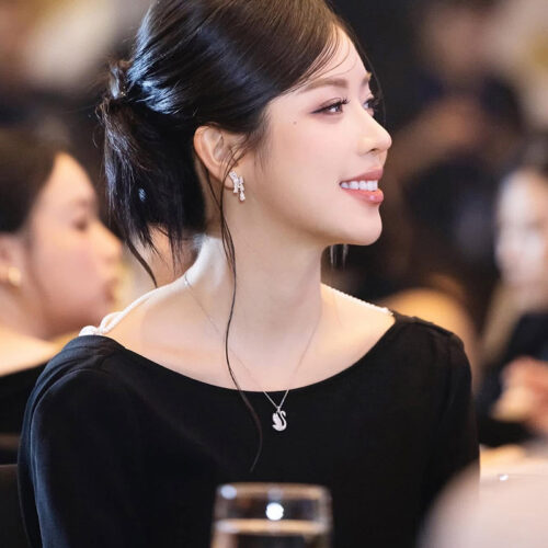 Dây chuyền Swarovski 5647872 Swan Pendant | Ảnh hoa hậu Thanh Thủy 02
