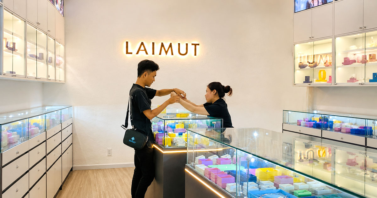 Laimut | Laimut.com | Khách hàng mua sắm tại cửa hàng laimut quận 3